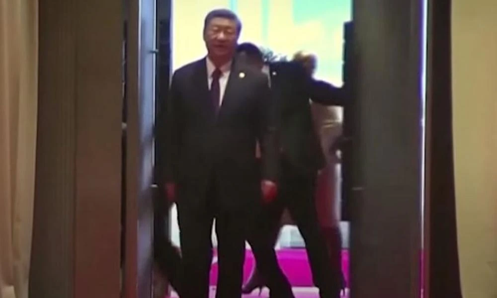 BRICS: Ακινητοποίησαν το μεταφραστή του Σι Τζιπίνγκ γιατί τους φάνηκε... ύποπτος! (βίντεο)